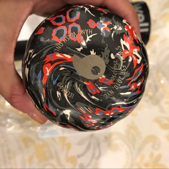 Swell insulated water bottle ‘Forbidden Posy’ - Picture 3 of 4